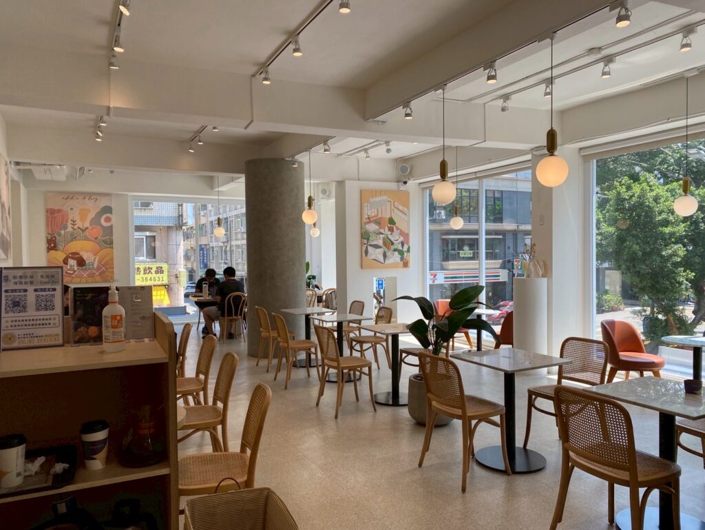 MINI.D COFFEE 自立館明亮的室內座位區與大片窗戶