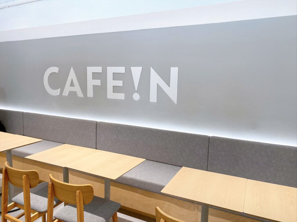 CAFE!N 至聖門市二樓靠窗座位區