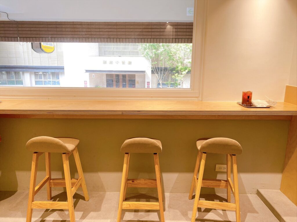 CAFE!N 至聖門市 二樓靠窗高腳椅座位