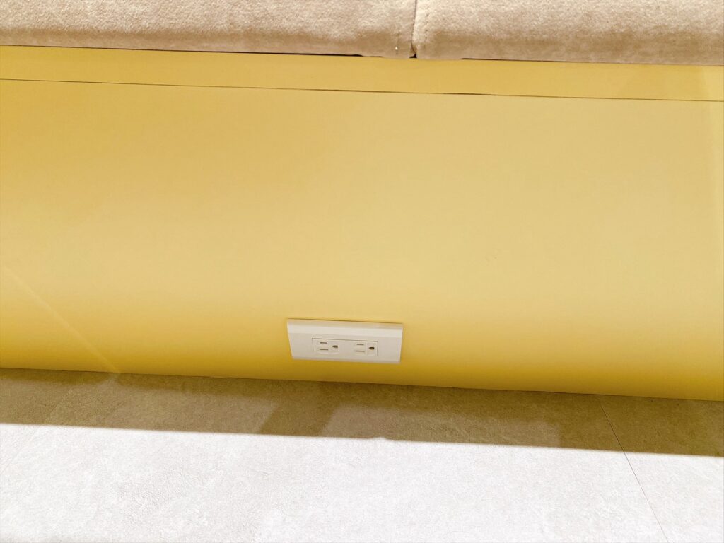 CAFE!N 至聖門市座位旁的電源插座